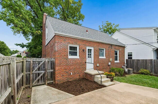 Building Photo - 557 E Royal Forest Blvd