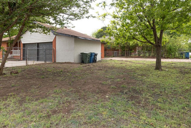 Building Photo - 730 N College St