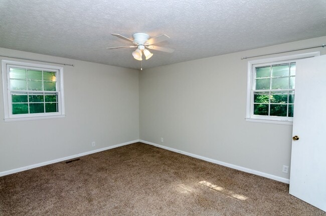 Building Photo - Beautiful home in Fairview