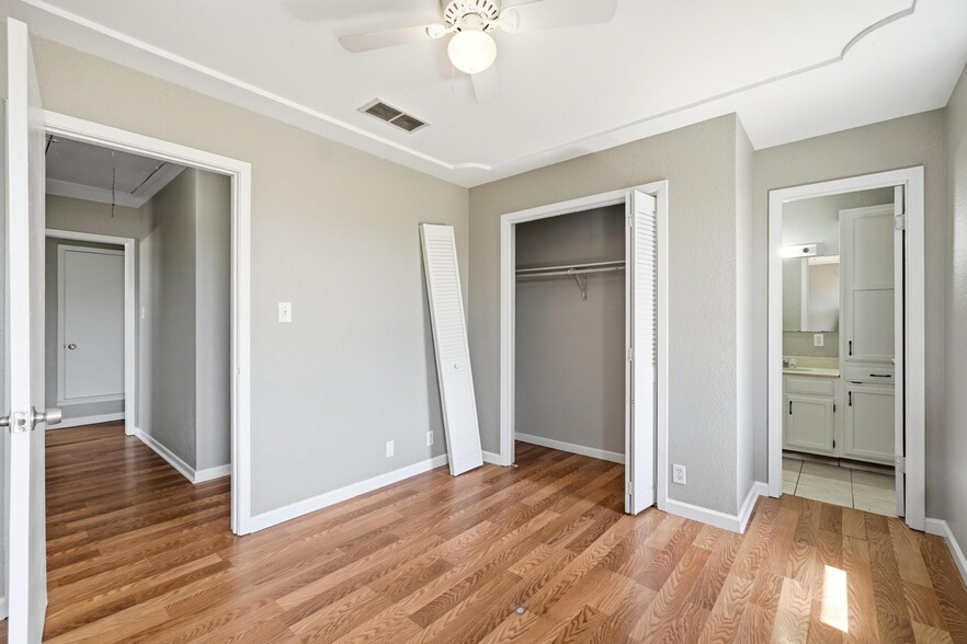 Building Photo - 2333 N Danville Dr