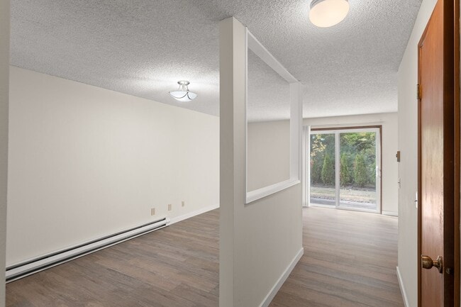 Building Photo - END UNIT!!  2 BEDROOM & 1 .5 BATH TOWNHOUSE