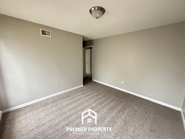 Building Photo - Spacious 3BR/2BA Memphis Home w/ Vaulted Ceilings, Fireplace & 2-Car Garage