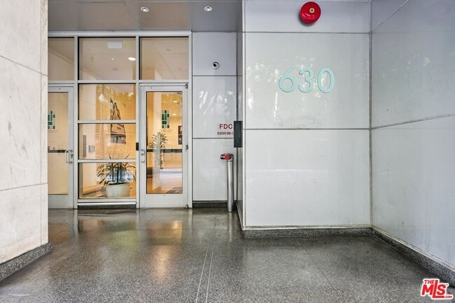 Building Photo - 630 W 6th St