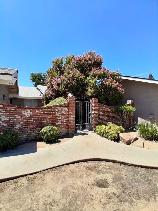 Building Photo - 6061 N Bungalow Ln