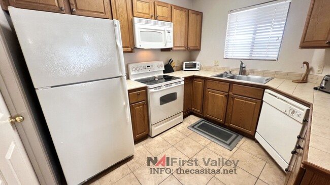 Building Photo - 2 Bedrooms, 2 Baths