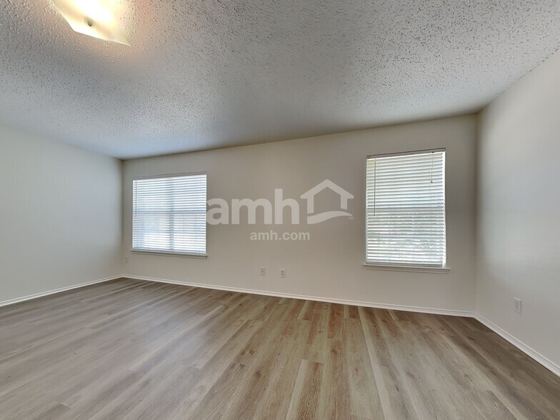 Building Photo - 163 Southlake Dr