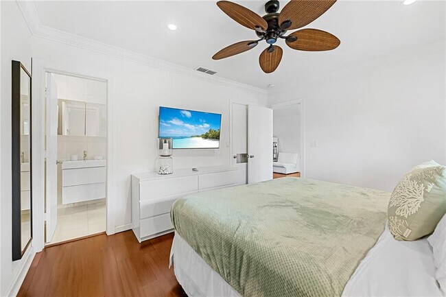 Building Photo - 2360 NE 15th Terrace