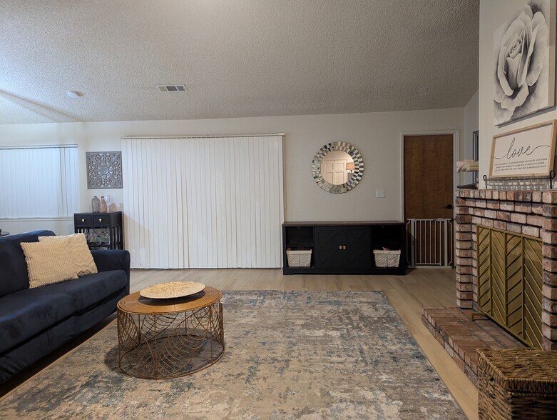 Building Photo - 2337 St Lawrence Ln