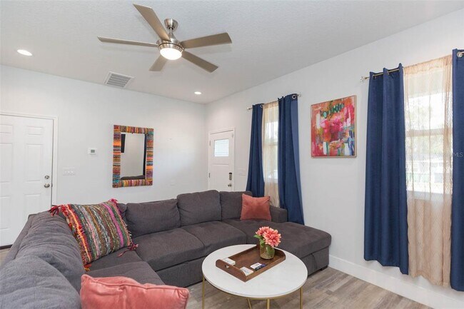 Building Photo - 2013 E Waters Ave