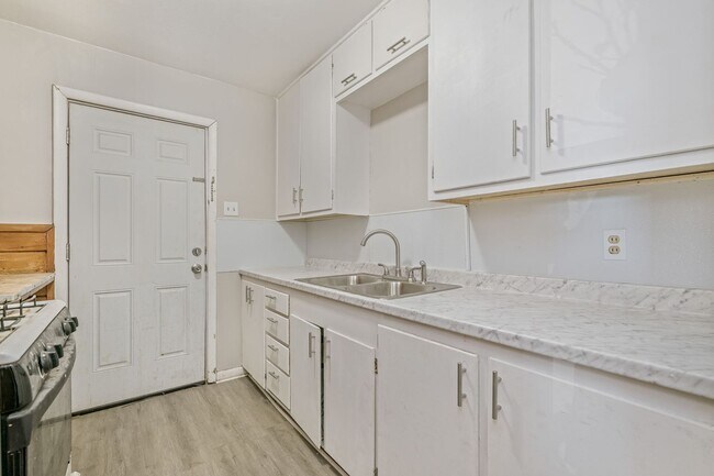 Building Photo - 2304 SW 8th Ave