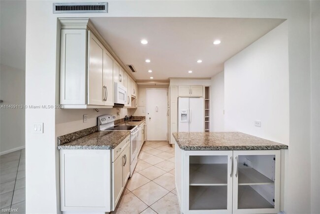 Building Photo - 1 br, 1.5 bath Condo - 5055 Collins Ave Ap...