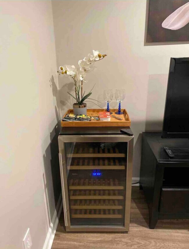 Building Photo - 4565 Kent Rd