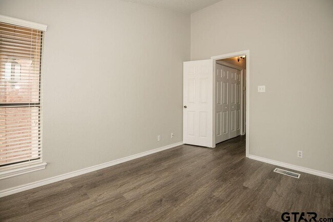 Building Photo - 5811 Hollytree Dr