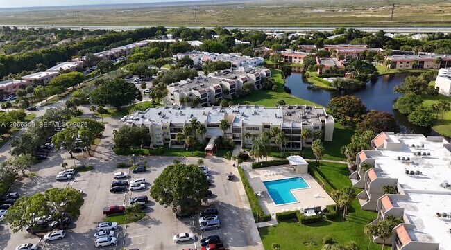 Building Photo - 220 Lakeview Dr