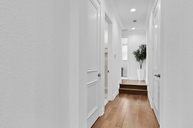 Building Photo - 10703 Versailles Blvd