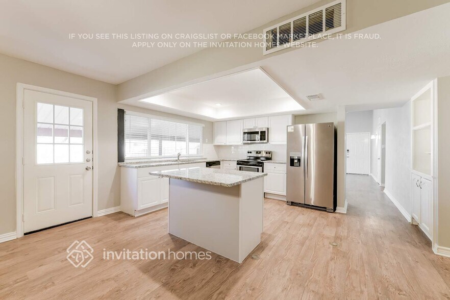 Building Photo - 2600 Treeview Dr