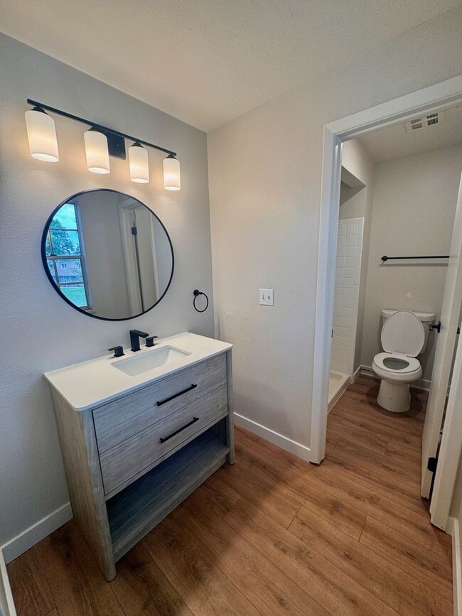 Building Photo - Beautifully Renovated Townhome in Coumbine...