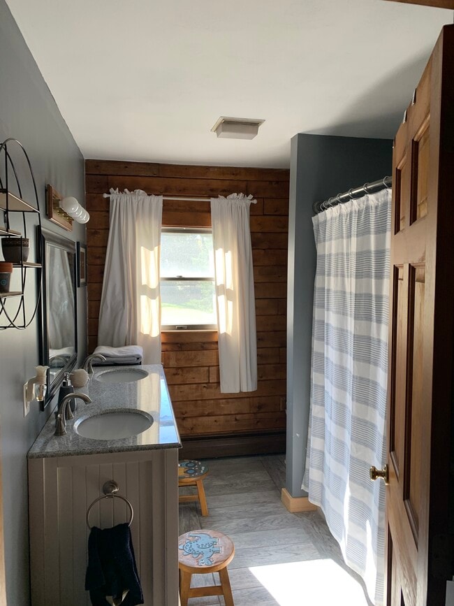 Building Photo - 69 Salisbury Ave