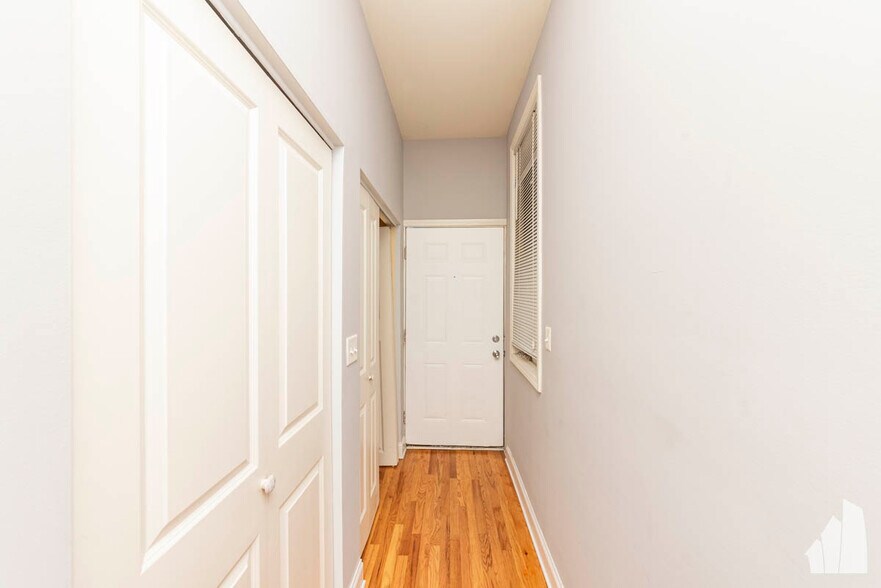 Building Photo - 1133 W Addison St