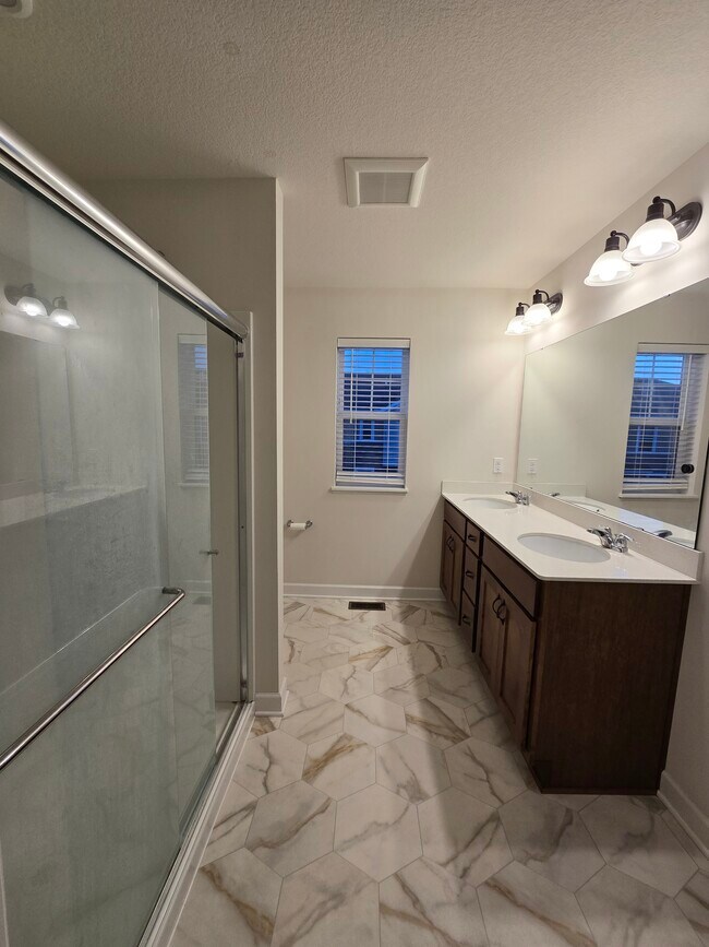 Building Photo - 851 Roselyn Dr