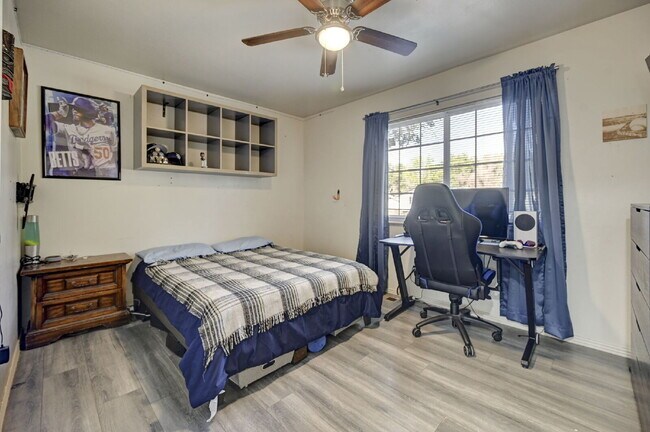 Building Photo - Charming 4-Bed Home with Bonus Room, Fireplace and an Expansive Backyard in Colorado Springs