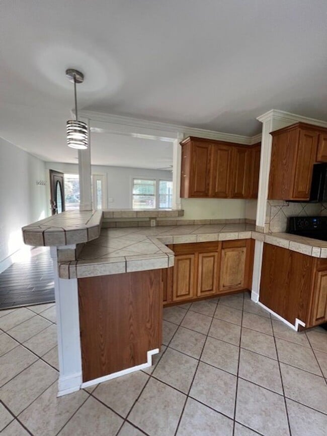 Building Photo - 3 Bedroom 3 Full Bath on 2 Acres