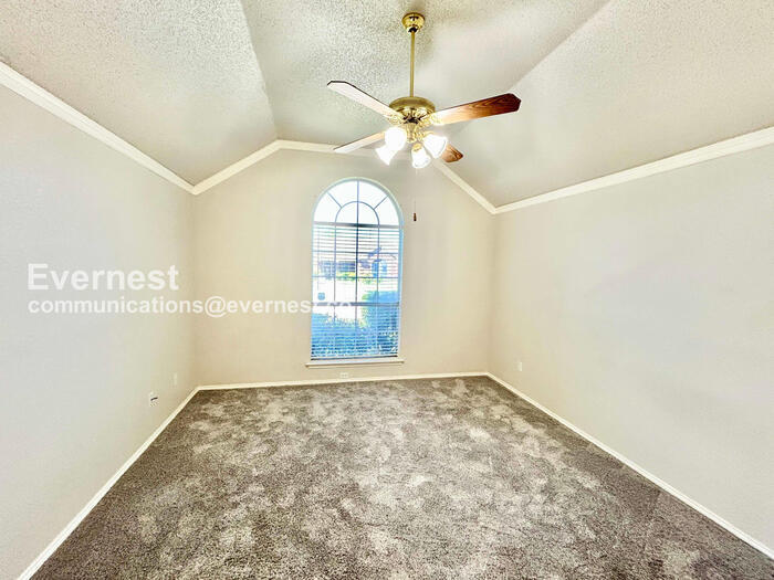 Building Photo - 1608 Willow Creek