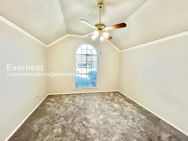Building Photo - 3 Bed, 2 Bath with Fenced Yard & Garage / Pet-Friendly / Available Now!