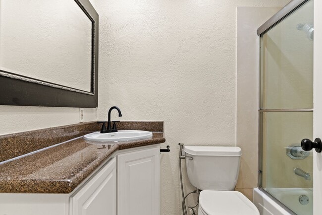 Building Photo - Pleasanton 2BD Townhouse w/ Granite Kitchen, Plank Floors, Community Amenities & Top Schools