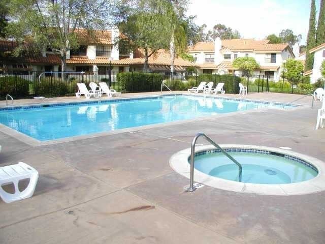Building Photo - Escondido 3 Br Gated LOVELY Townhome 2 pat...