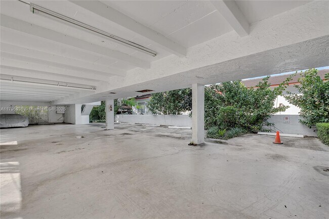 Building Photo - 1114 Douglas Rd