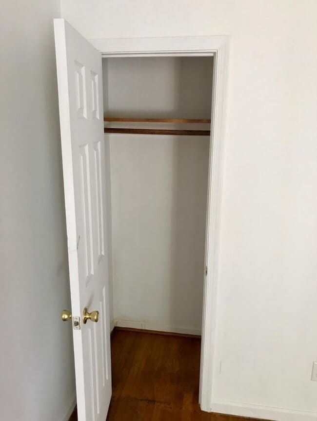 Building Photo - 3 bedroom house on quiet dead end! All ele...