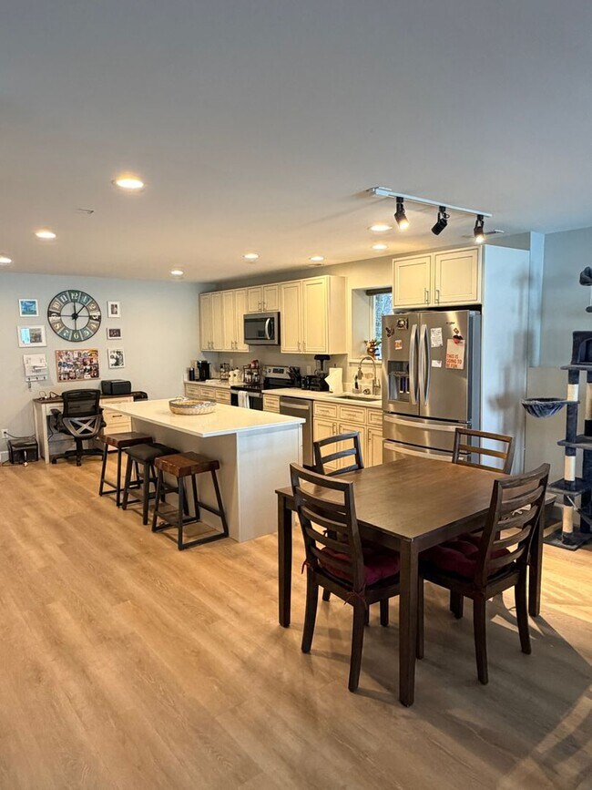 Building Photo - Executive 5 bed/4 bath home, POOL with pool service, decks with VIEWS, two kitchen/living room ar...