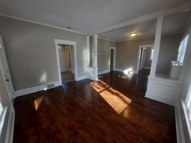 Building Photo - Home near Drake University, pet friendly!