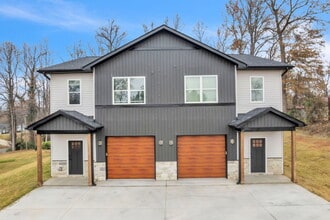 Building Photo - Updated 3-Bedroom, 2.5-Bathroom Townhome Gem in Landrum