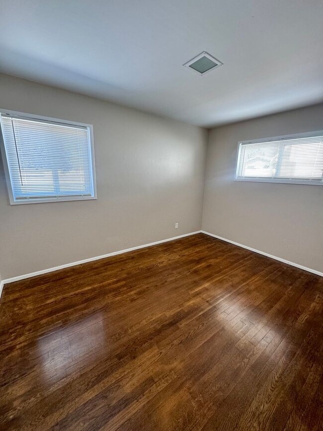 Building Photo - Updated 3 bedroom Centrally Located