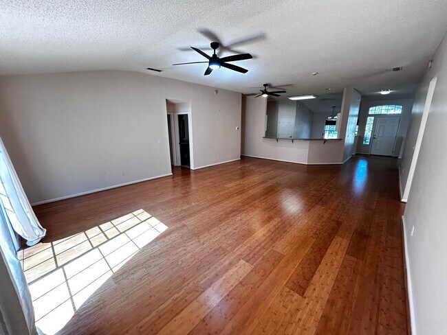 Building Photo - Wonderful 4/3 minutes from the beach! Must...