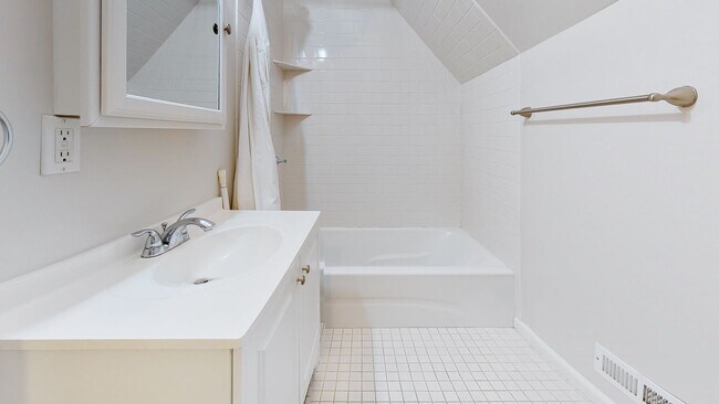 Building Photo - 6 Bedroom Apartment in Science Hill, close to downtown! (Laundry In Unit)