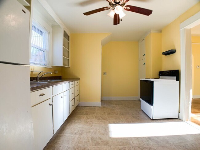 Building Photo - Adorable 3bdrm Home in Great Neighborhood! Lovely Yard!