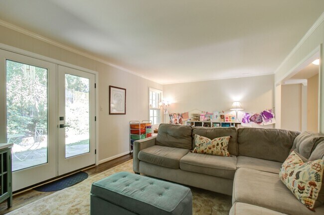 Building Photo - Cool Colonial in North Chevy Chase!
