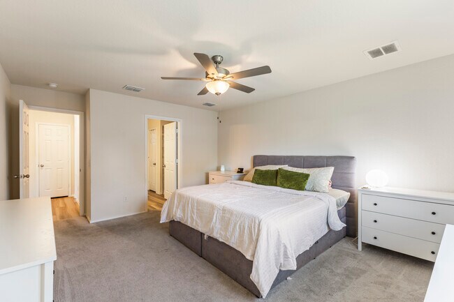 Building Photo - 10112 Falkland Rd