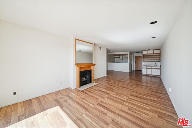 Building Photo - 1519 N Martel Ave