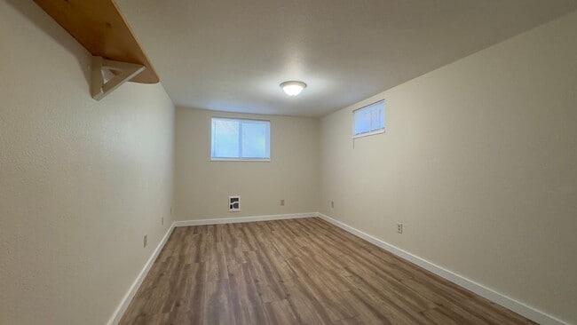 Building Photo - Private Olympia Townhome w Fully Fenced Ba...
