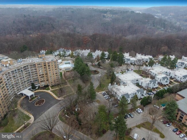 Building Photo - 1720 Oakwood Terrace