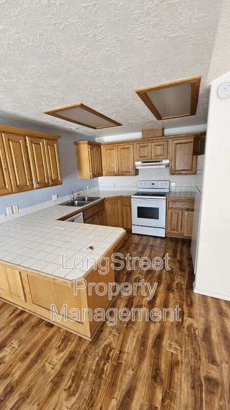 Building Photo - 2565 Burlington St NE