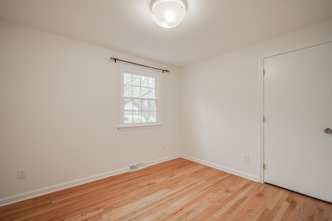 Building Photo - 810 Frank Smith Rd