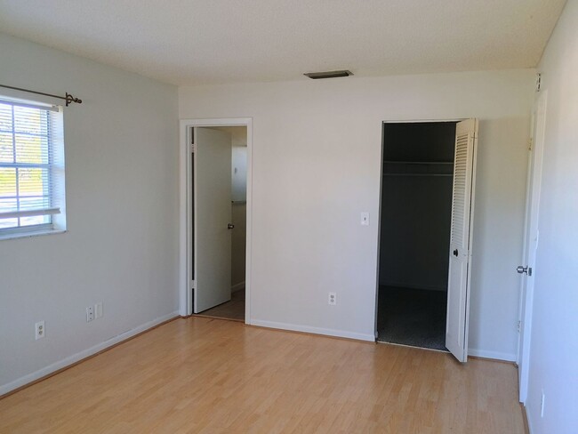 Building Photo - 2 bed 2 bath house for rent