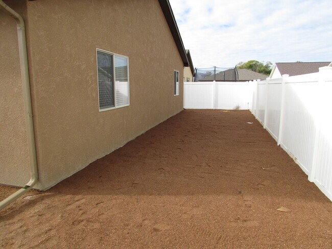 Building Photo - 2456 Hannah Ln