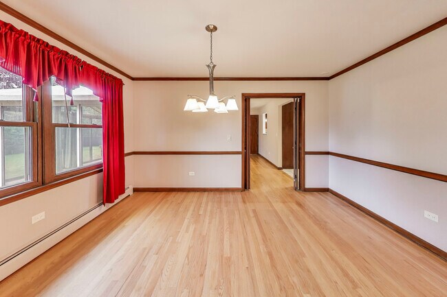 Building Photo - 933 Garden Ln