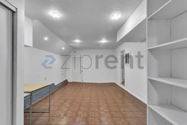 Building Photo - Unit B
